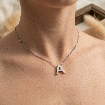 Courrier – Edelstahlkette mit Buchstaben-Anhänger in Silber (45 + 5 cm)