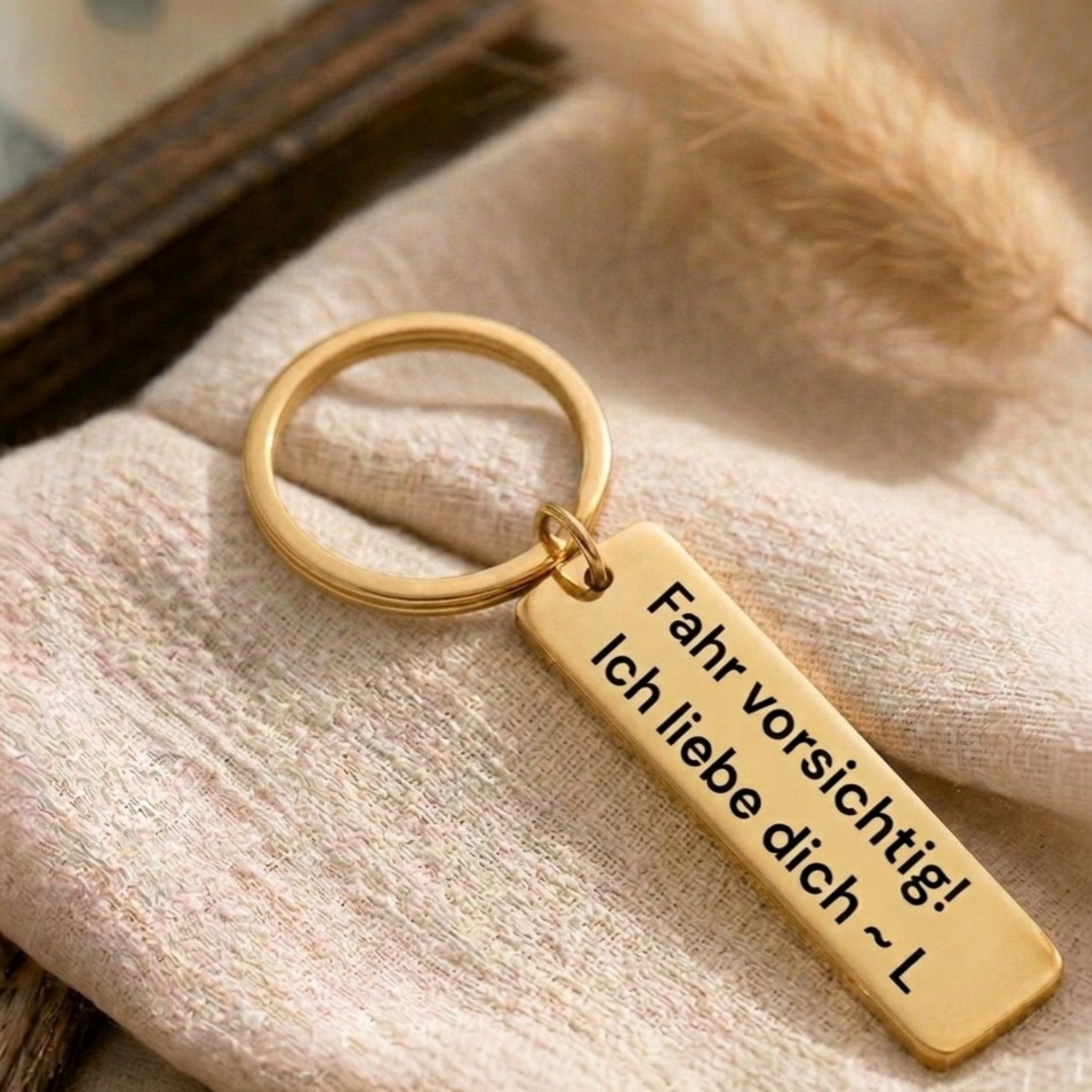 Personalized keychain – Engraved with name, date or message | Gift for partner &amp; family