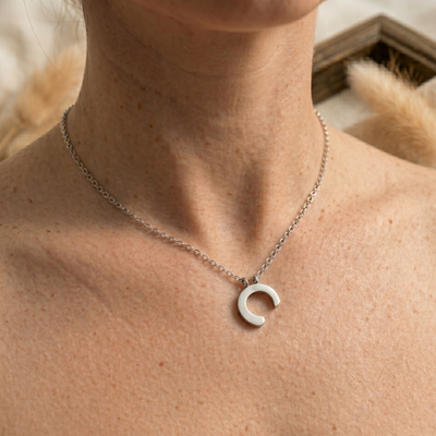 Courrier – Edelstahlkette mit Buchstaben-Anhänger in Silber (45 + 5 cm)